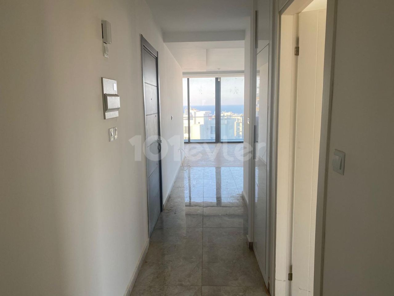 Duplex mit Meer-und Bergblick im Zentrum von Kyrenia 2 + 1 135m2 + 100m2 Terrasse Penthouse zum Verkauf 135.000 stg ** 