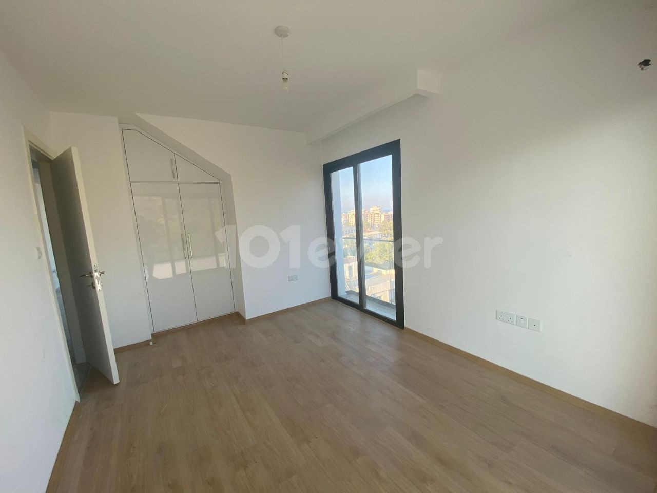 Girne Merkez'de Kapanmaz Deniz ve Dağ Manzaralı dubleks 2+1 135m2 +100m2 Teras Satılık Penthouse 135,000stg