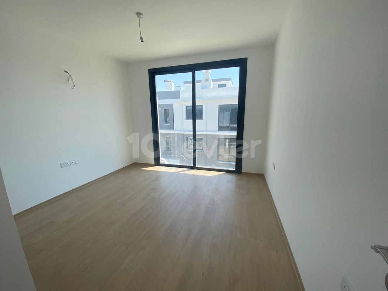 Wohnungen zum Verkauf in Yenikentte 3+1 135 m2 + 40 m2 mit Terrasse 93,000 stg ** 