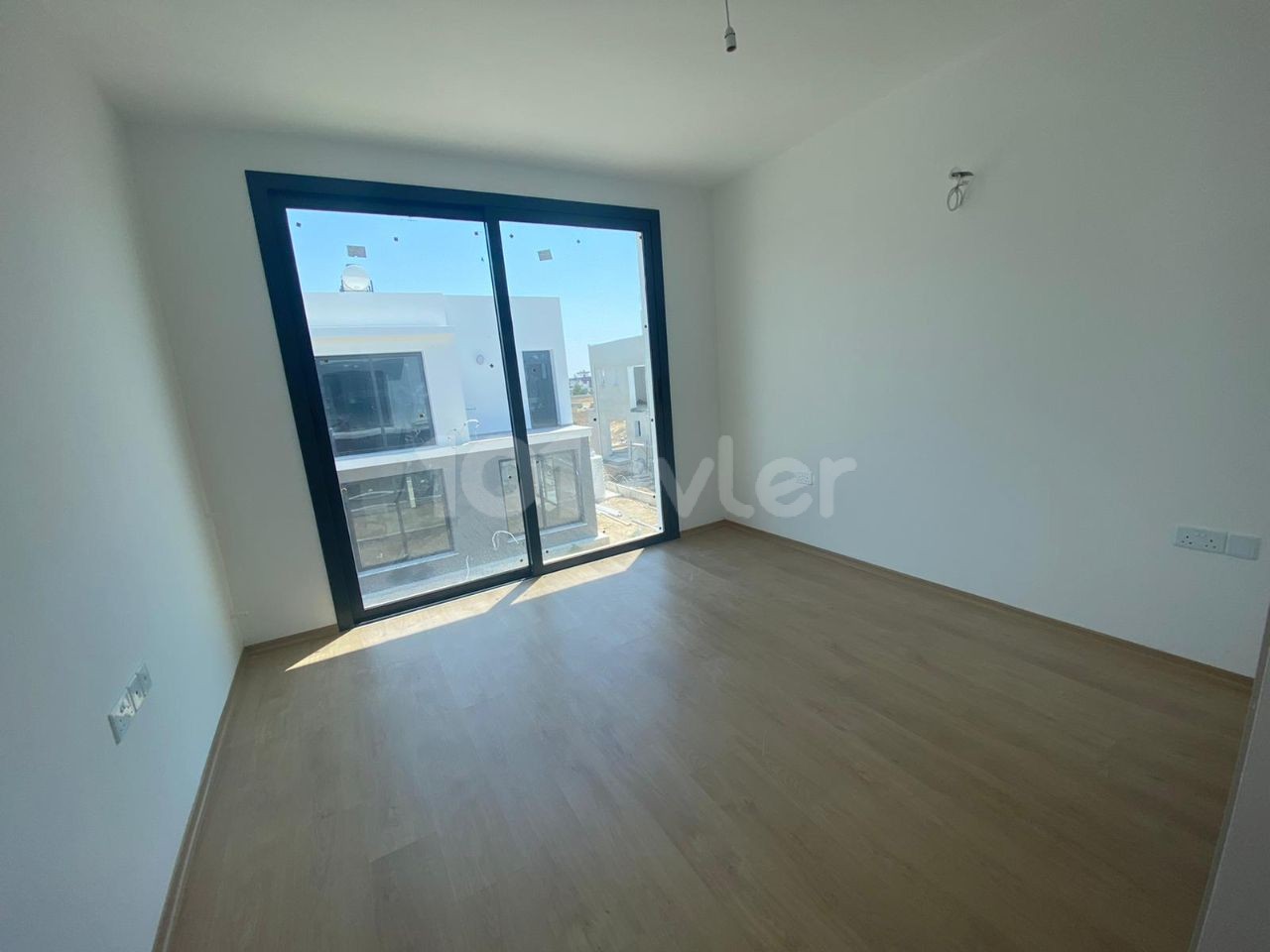 Wohnungen zum Verkauf in Yenikentte 3+1 135 m2 + 40 m2 mit Terrasse 93,000 stg ** 