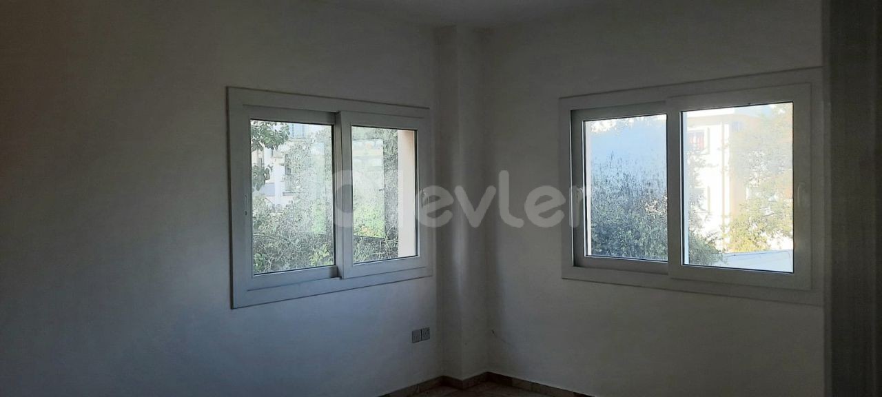 Girne Merkez , Lemar Karşısında 2+1 Satılık Apartman Dairesi  