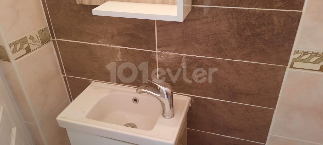 Girne Merkez , Lemar Karşısında 2+1 Satılık Apartman Dairesi  