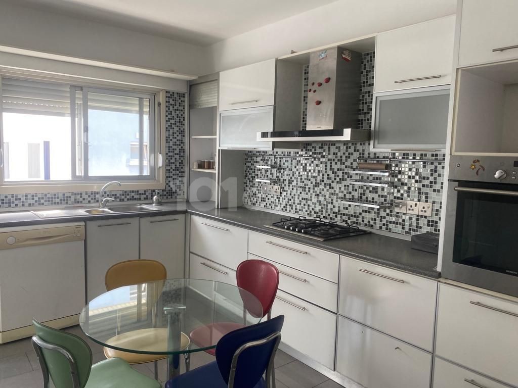 Kermiya'da 3+1  Geniş Ferah Merkezi Konum Satılık Apartman Dairesi 54,000stg