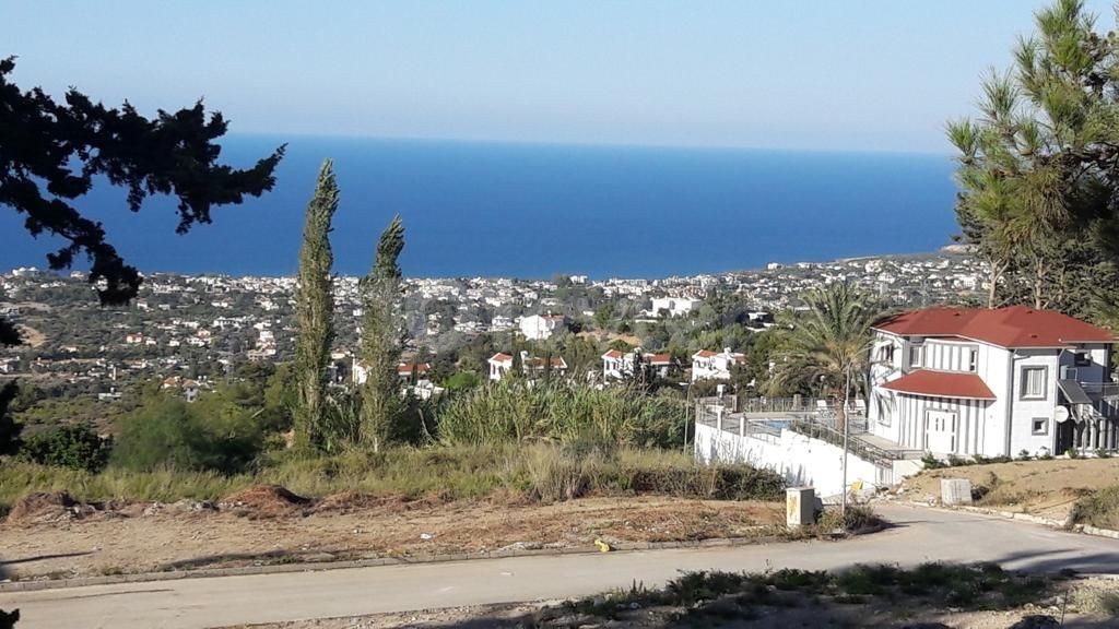 548 m2 Grundstück mit herrlichem Meer-und Bergblick in Kyrenia Karmi 1 + 1 100 m2 einstöckiges Haus 129.000 stg ** 