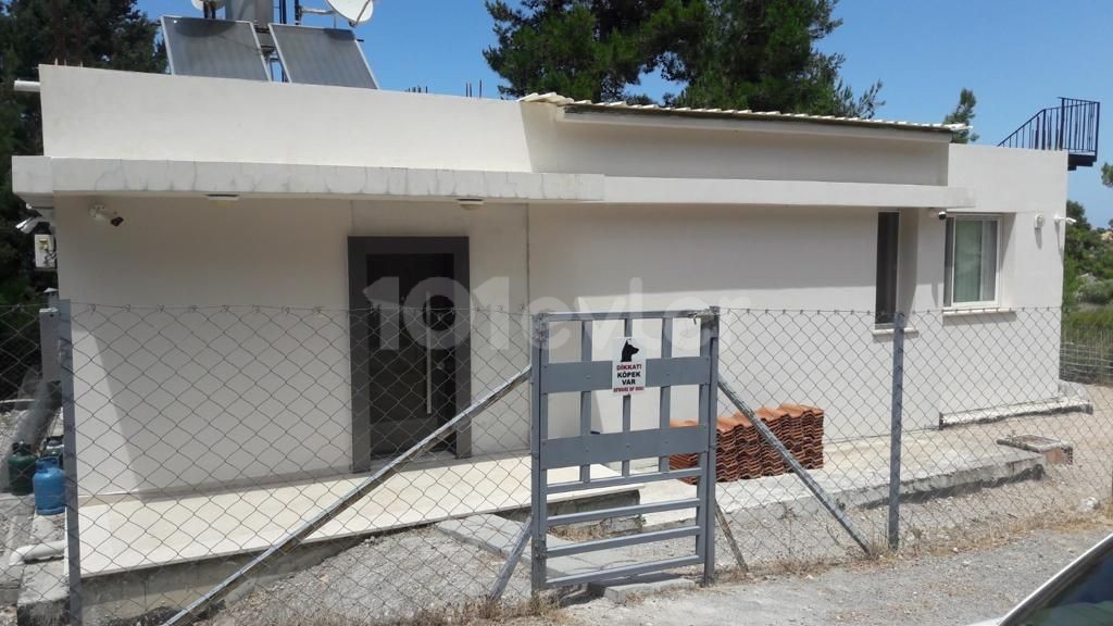 Girne Karmi’de Muhteşem Deniz ve Dağ Manzaralı 548 m2 arsa içinde 1+1 100 m2 Tek katlı Ev 109.000stg