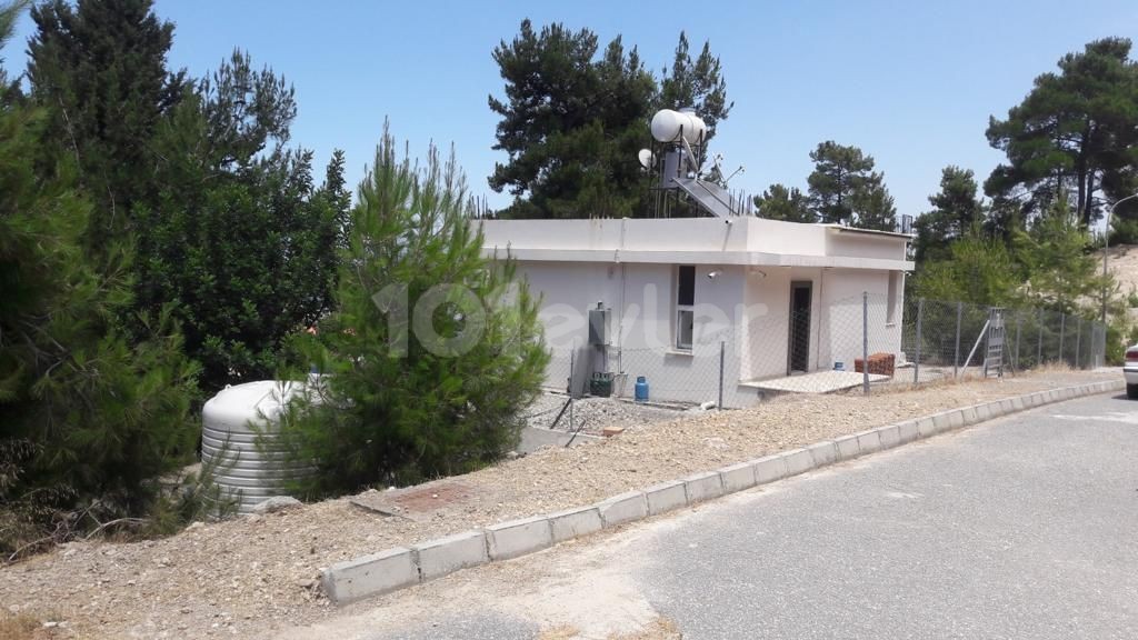 Girne Karmi’de Muhteşem Deniz ve Dağ Manzaralı 548 m2 arsa içinde 1+1 100 m2 Tek katlı Ev 109.000stg