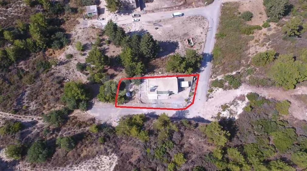 Girne Karmi’de Muhteşem Deniz ve Dağ Manzaralı 548 m2 arsa içinde 1+1 100 m2 Tek katlı Ev 109.000stg