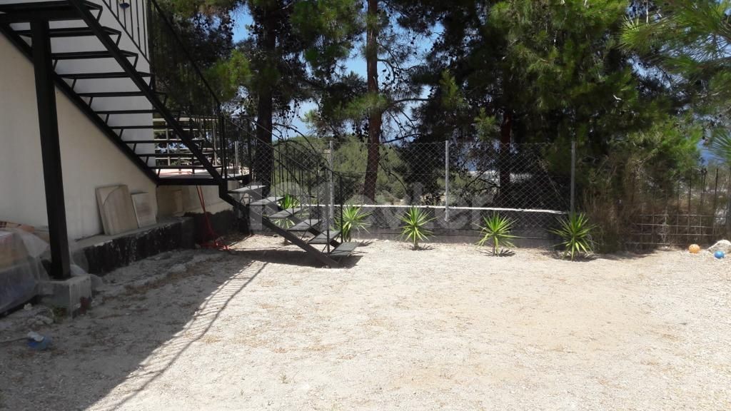 548 m2 Grundstück mit herrlichem Meer-und Bergblick in Kyrenia Karmi 1 + 1 100 m2 einstöckiges Haus 129.000 stg ** 