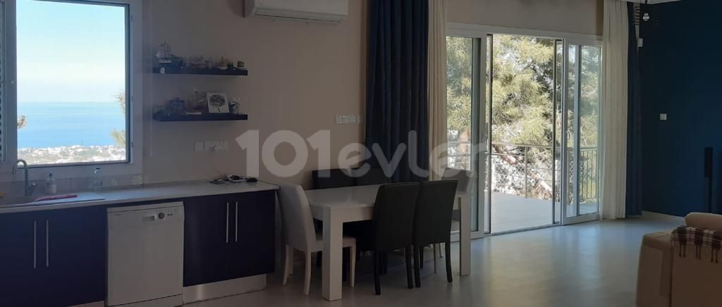 548 m2 Grundstück mit herrlichem Meer-und Bergblick in Kyrenia Karmi 1 + 1 100 m2 einstöckiges Haus 129.000 stg ** 