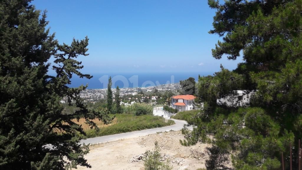 Girne Karmi’de Muhteşem Deniz ve Dağ Manzaralı 548 m2 arsa içinde 1+1 100 m2 Tek katlı Ev 109.000stg