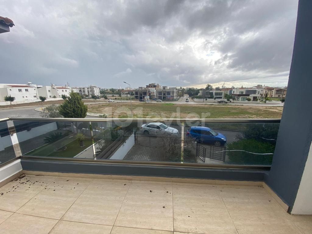 Lefkoşa Yenikent'te Merkezi Konumda , Merkezi Isıtma Sistemli , Güneş Panelli 210m2 , 4+1 Satılık Villa 155,000stg