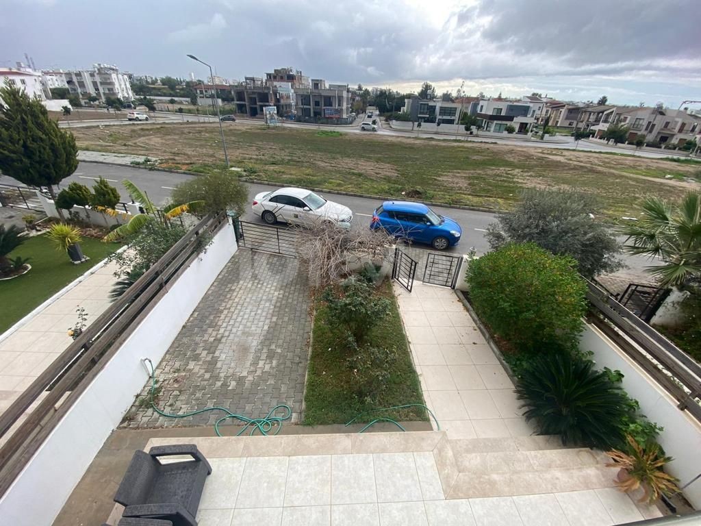 Lefkoşa Yenikent'te Merkezi Konumda , Merkezi Isıtma Sistemli , Güneş Panelli 210m2 , 4+1 Satılık Villa 155,000stg