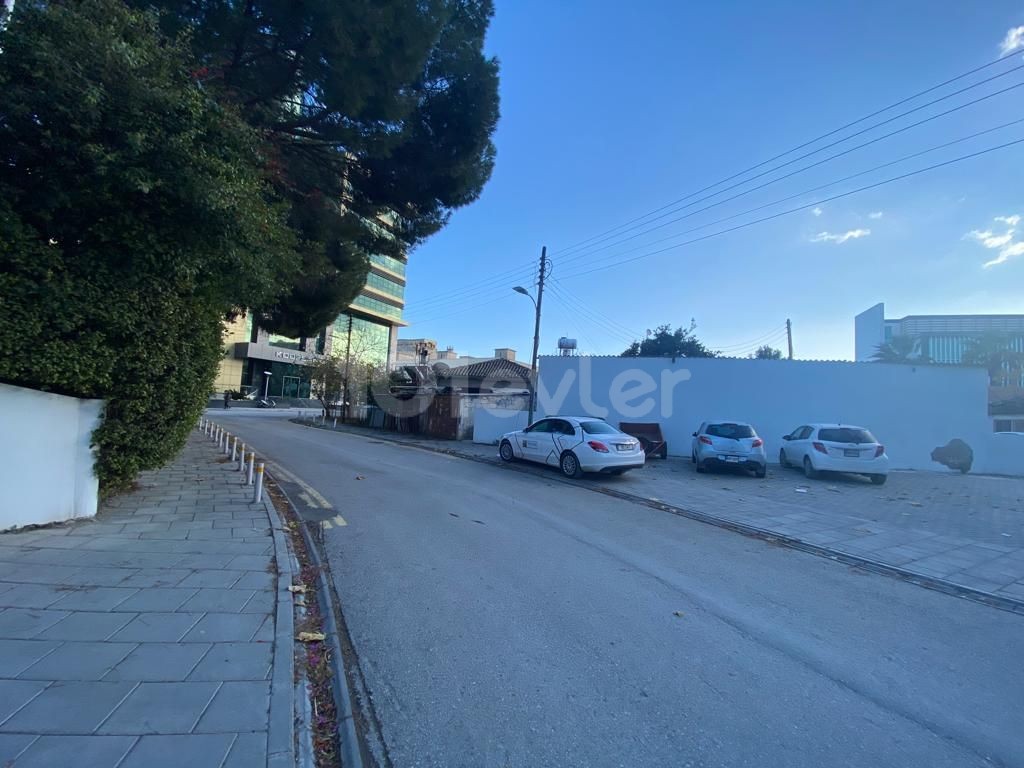 3+1 135 m2 Wohnung im 1. Stock zum Verkauf in Nikosia Yenişehir 75.000 stg