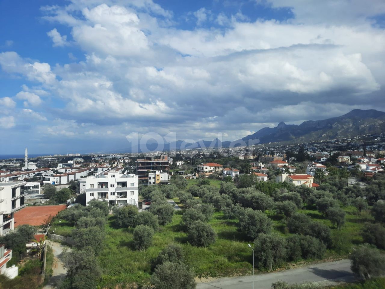 3+1 Wohnung zum Verkauf in Kyrenia Zentrum mit Berg- und Meerblick 180.000stg