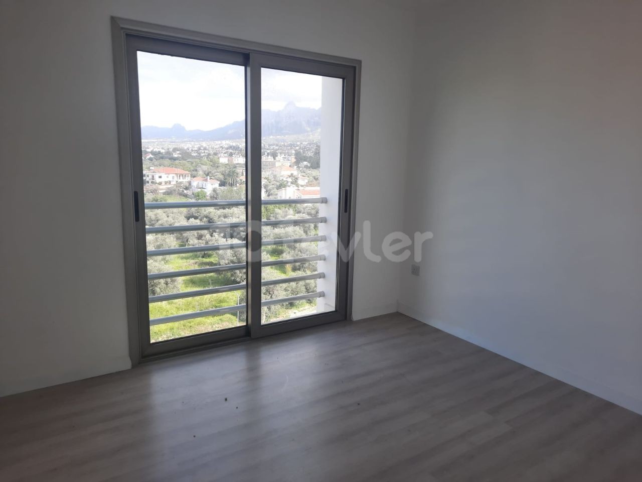 3+1 Wohnung zum Verkauf in Kyrenia Zentrum mit Berg- und Meerblick 180.000stg