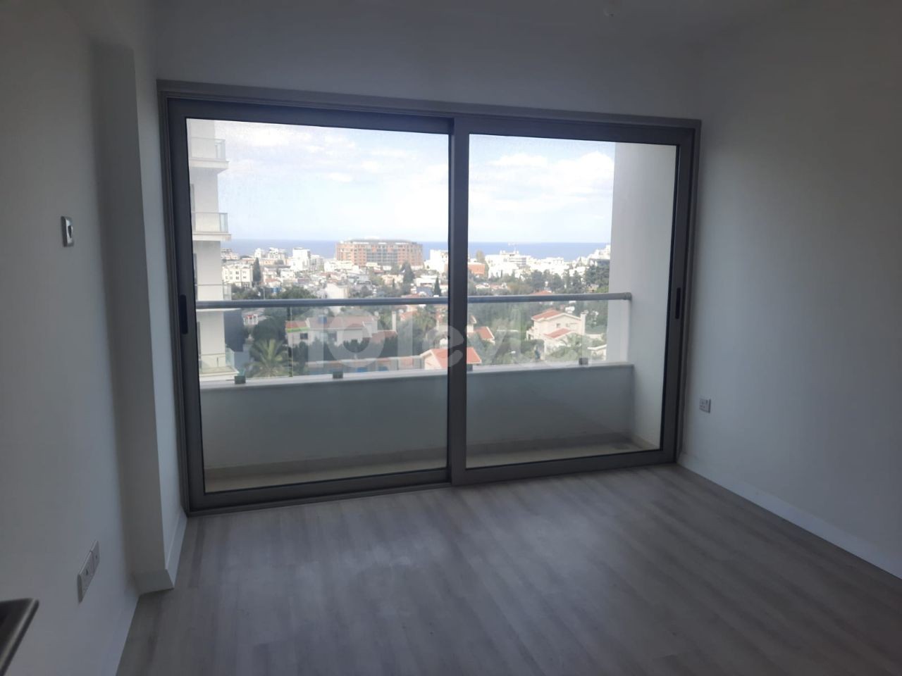 3+1 Wohnung zum Verkauf in Kyrenia Zentrum mit Berg- und Meerblick 180.000stg