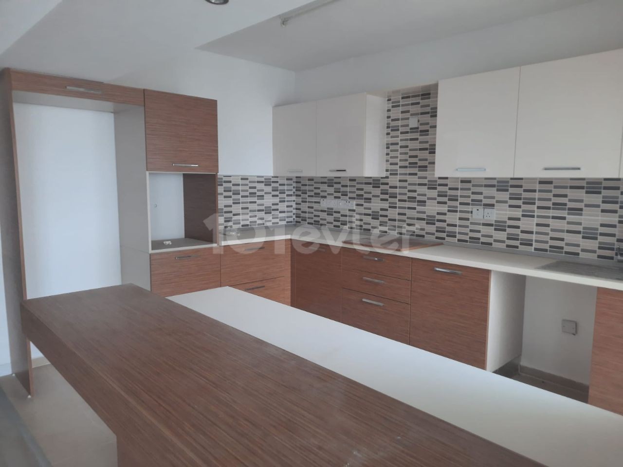 3+1 Wohnung zum Verkauf in Kyrenia Zentrum mit Berg- und Meerblick 180.000stg