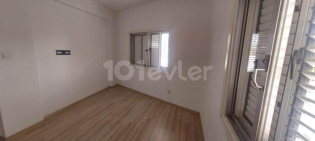 Ortaköy'ün en iṣlek caddesinde OFİS, KLİNİK olmaya müsait İkamet içinde uygun Kiralık Daire 350stg