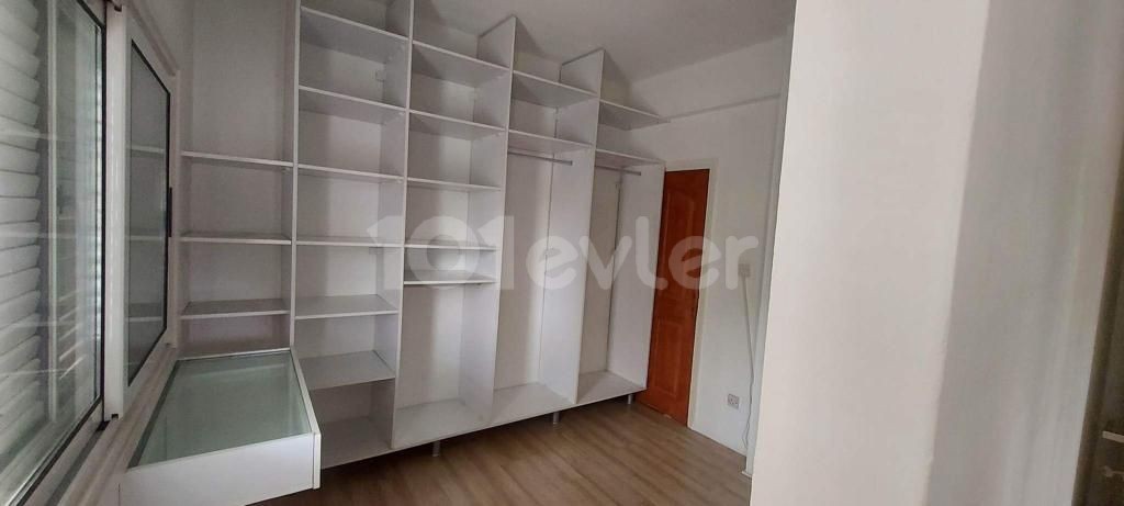 Ortaköy'ün en iṣlek caddesinde OFİS, KLİNİK olmaya müsait İkamet içinde uygun Kiralık Daire 350stg