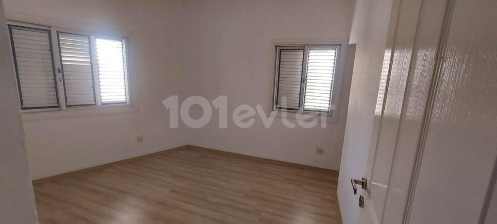 Ortaköy'ün en iṣlek caddesinde OFİS, KLİNİK olmaya müsait İkamet içinde uygun Kiralık Daire 350stg