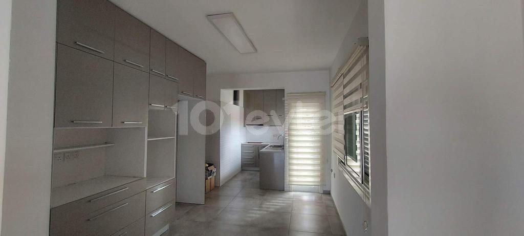 Ortaköy'ün en iṣlek caddesinde OFİS, KLİNİK olmaya müsait İkamet içinde uygun Kiralık Daire 350stg