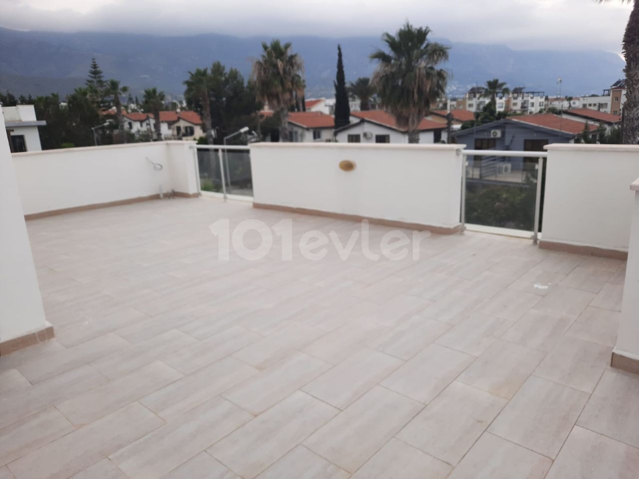 1+1 first floor apartments for rent in Alsancak, Girne