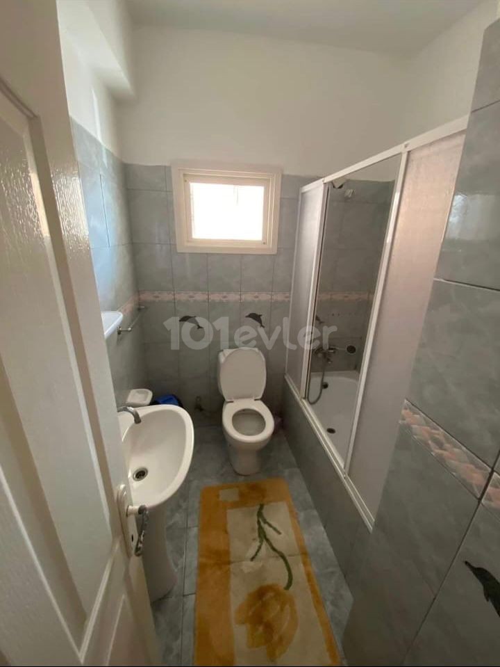 Yenikent'te 3+1, 115 m², Merkezi Konumda, Eşyasız, Satılık Apartman Dairesi.