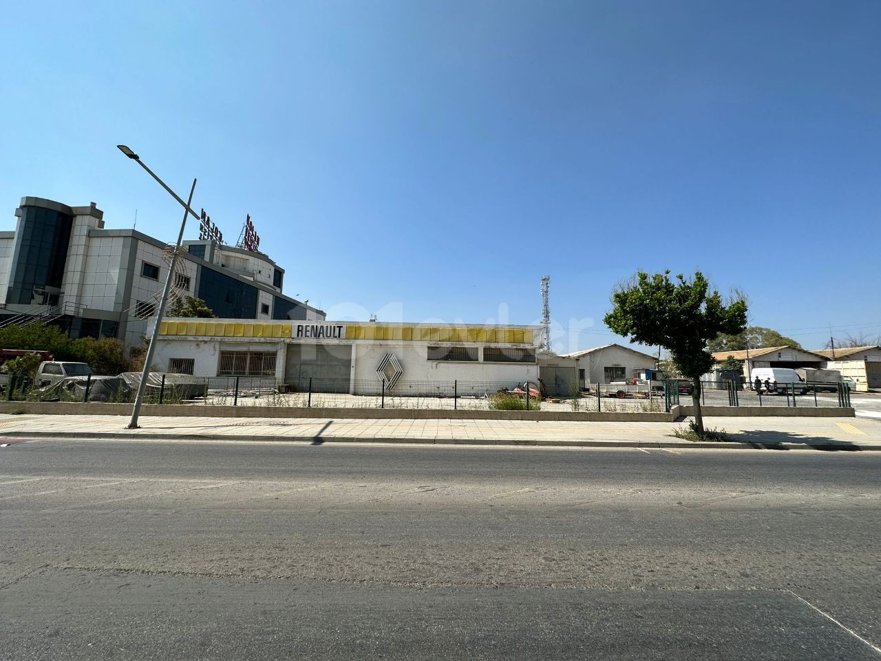 Gönyeli'de Kolan Hastanesi Karşısı Satılık Sende katlı Dükkan
