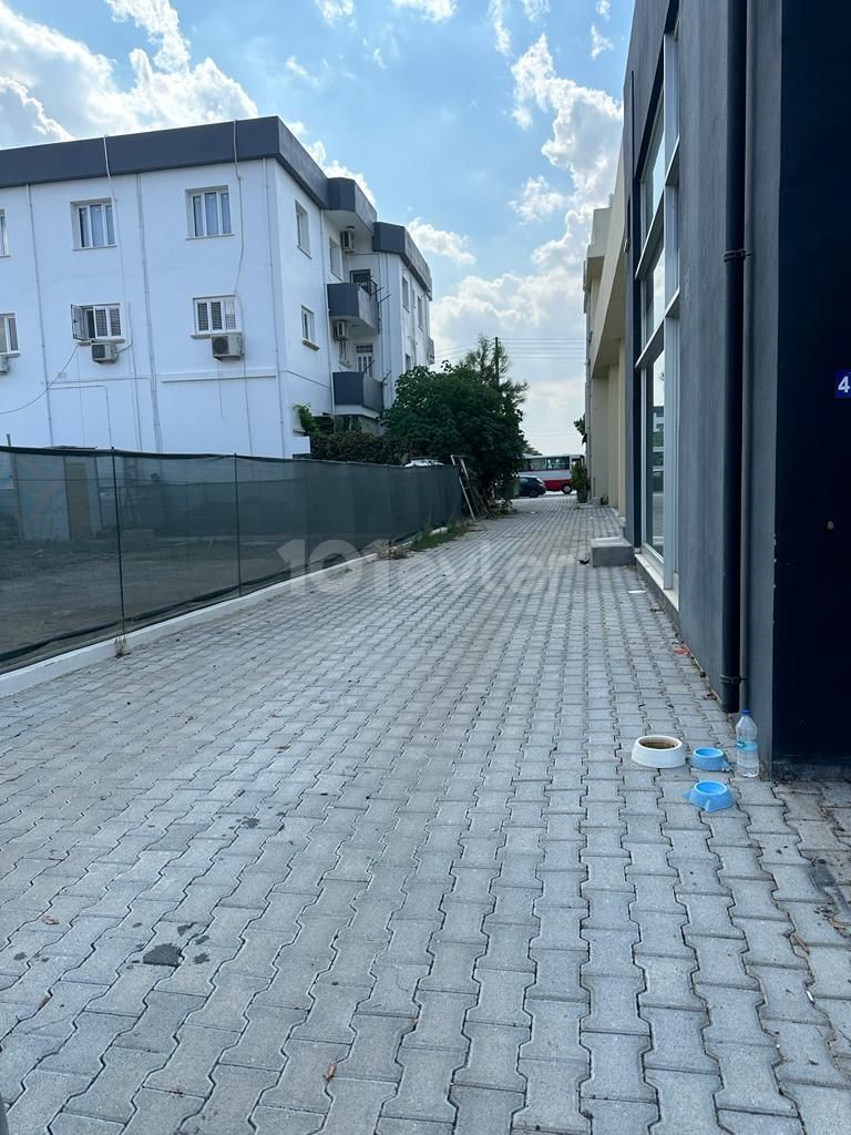 Sendeli-Laden zu vermieten im Yenikent Belediye Boulevard, rechte Seitenstraße der Hauptstraße