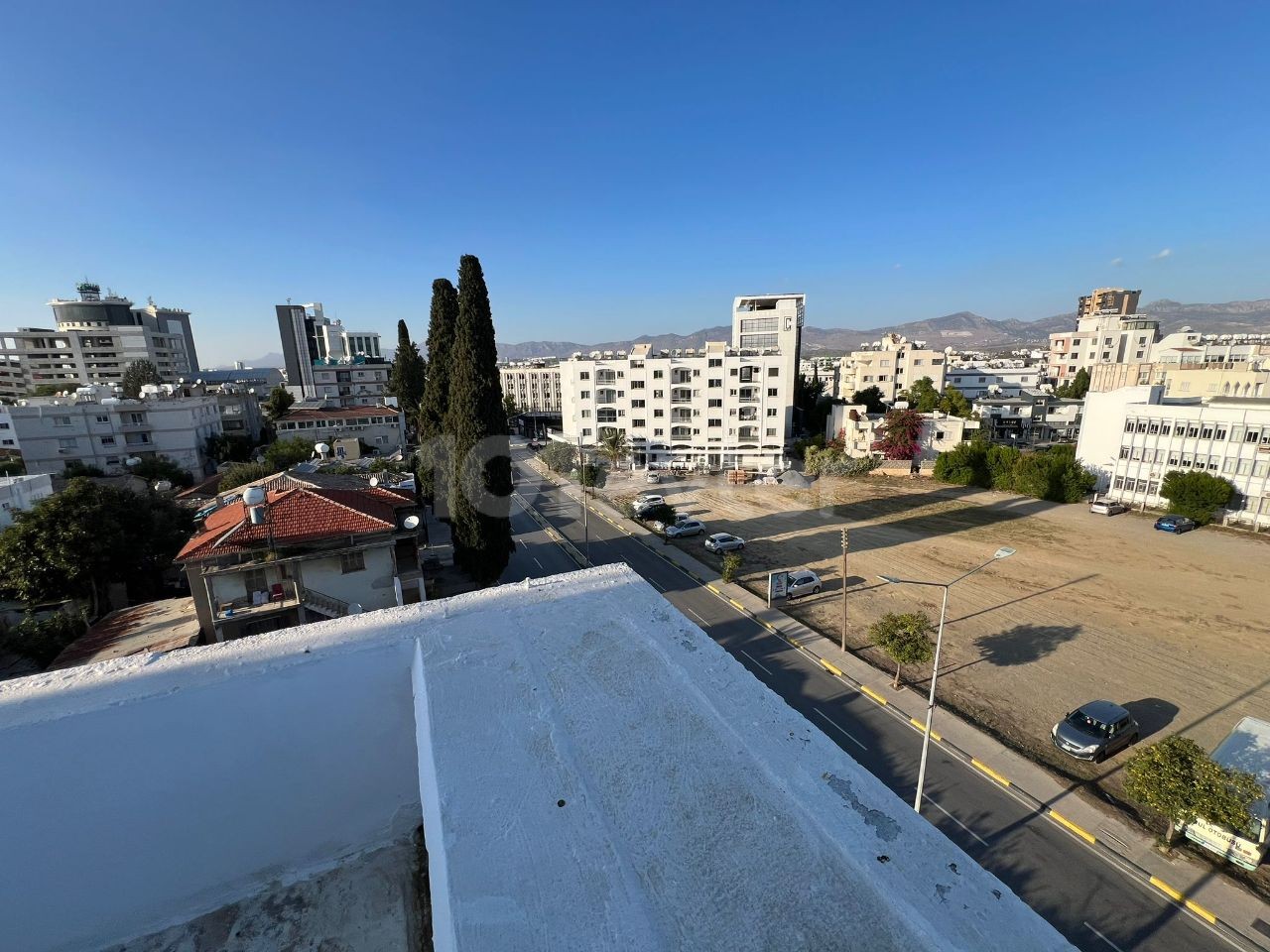 2+1 90 m² große Wohnung zur Miete mit Gewerbegenehmigung an der Hauptstraße in der Region Nikosia Dereboyu