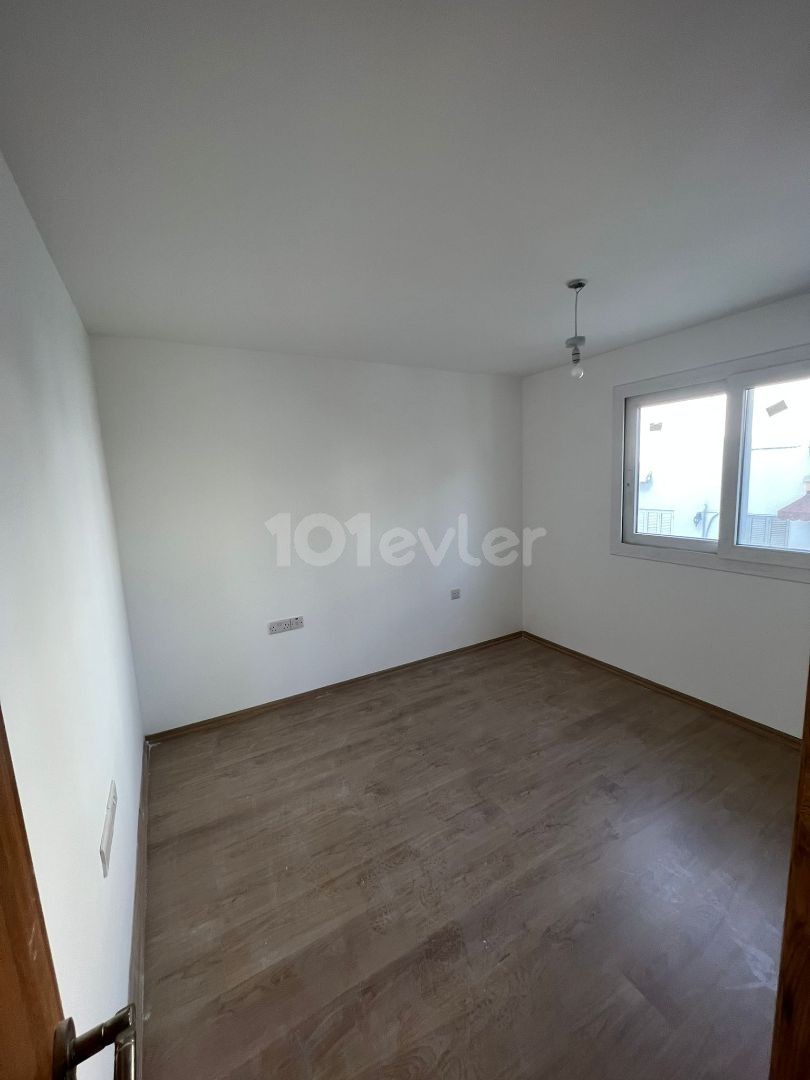 Maisonette-Wohnung zum Verkauf in Dumlupınar, Nikosia, an der Hauptstraße, türkische Herstellung, Zenin-Etage mit Garten, 3+1, 105 m2.