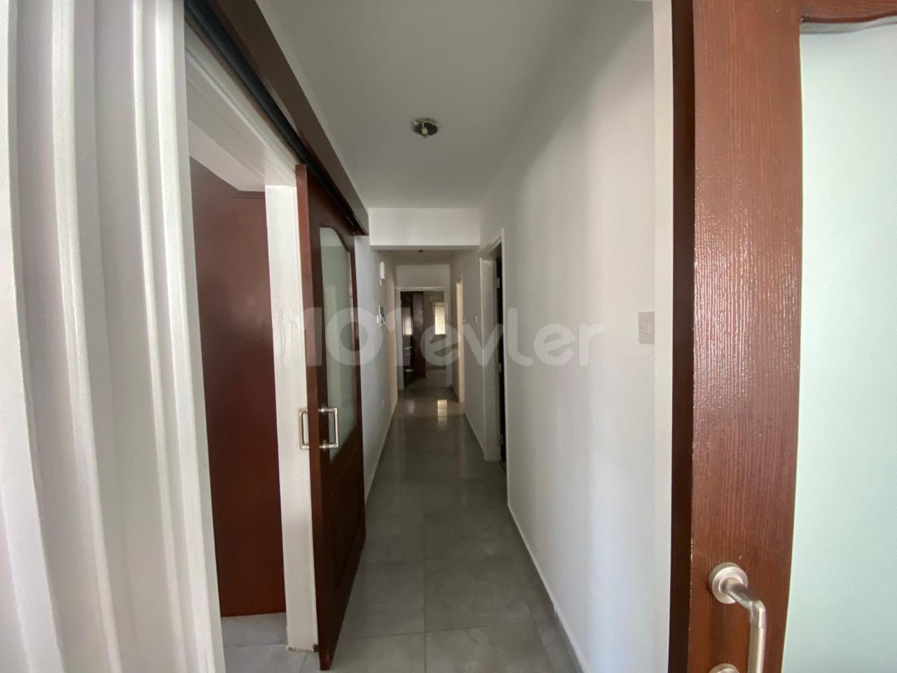 Lefkoşa Dereboyu’nda Muhteşem 1. Kat Zevkle Döşenmiş 3+1 Eşyalı Kiralık Daire