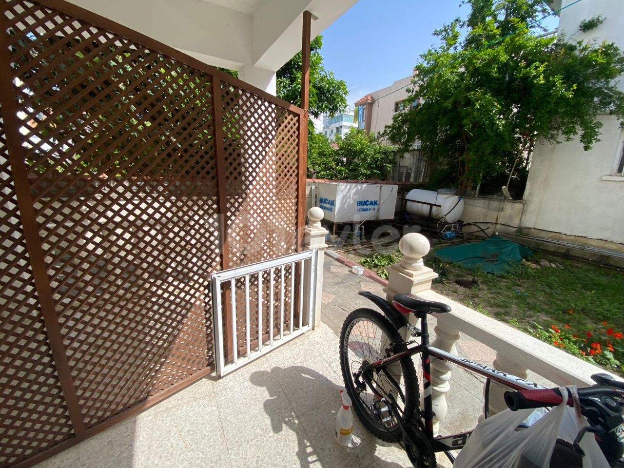 Girne Merkez’de Kiralık Eşyalı 1+1 Zemin Kat Bahçeli Daire