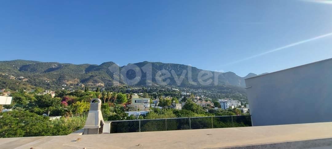 Ultra-Luxus-Apartment mit Berg- und Meerblick, komplett möbliert, in Penthouse