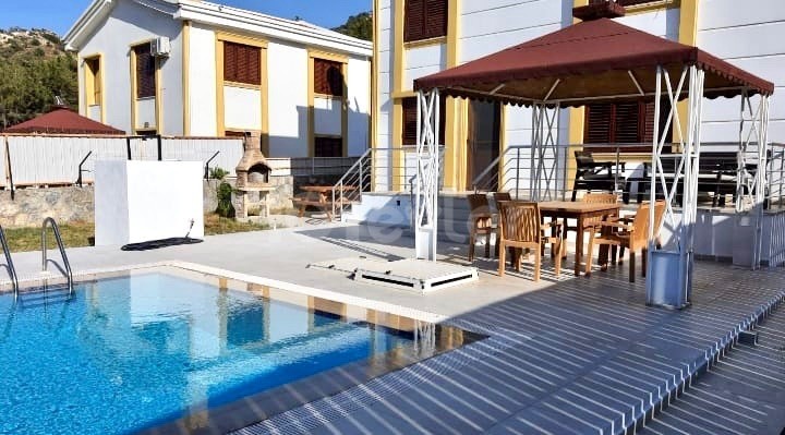 Chance 3+1 Villa mit privatem Pool in Karsiyaka mit TL Fixvorteil 