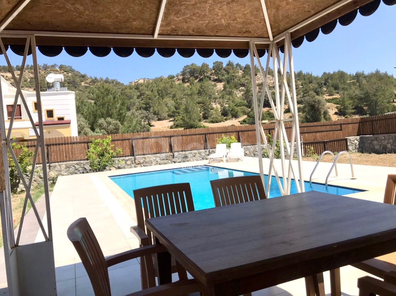 Chance 3+1 Villa mit privatem Pool in Karsiyaka mit TL Fixvorteil 