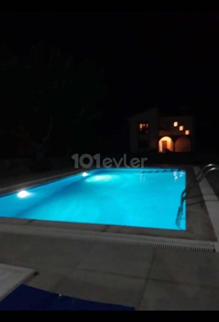 Chance 3+1 Villa mit privatem Pool in Karsiyaka mit TL Fixvorteil 