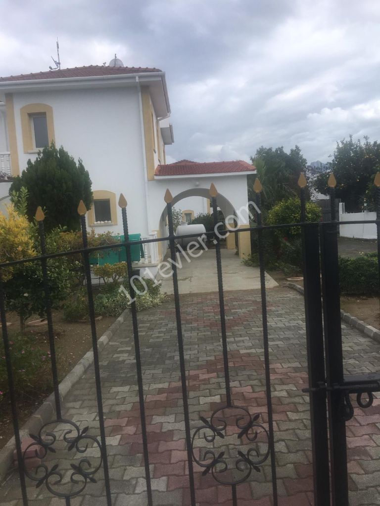 Girne Alsancakta dağ ve manzaralı havuzlu villa