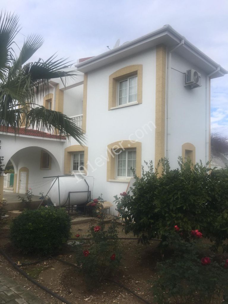 Girne Alsancakta dağ ve manzaralı havuzlu villa