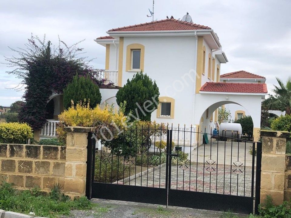 Girne Alsancakta dağ ve manzaralı havuzlu villa