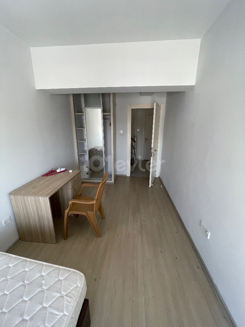 Mağusa sosyal konut bölgesinde okulun hemen yanı kiralık 3+1 dubleks Penthouse daire ‼️