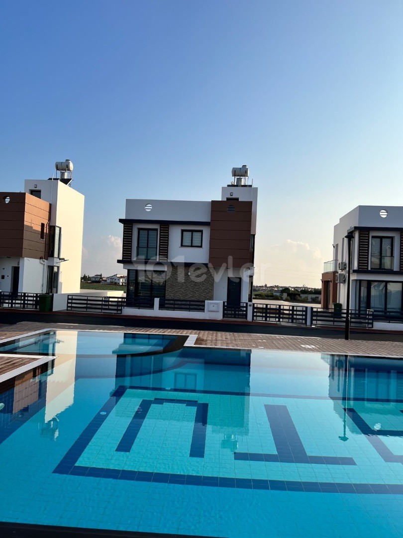 VILLA ZUR MIETE IN DER REGION YENIBOGAZICI 3+1 LU LLOGARA MIT POOL. MIN WIRD FÜR 3 MONATE VERGEBEN. ** 