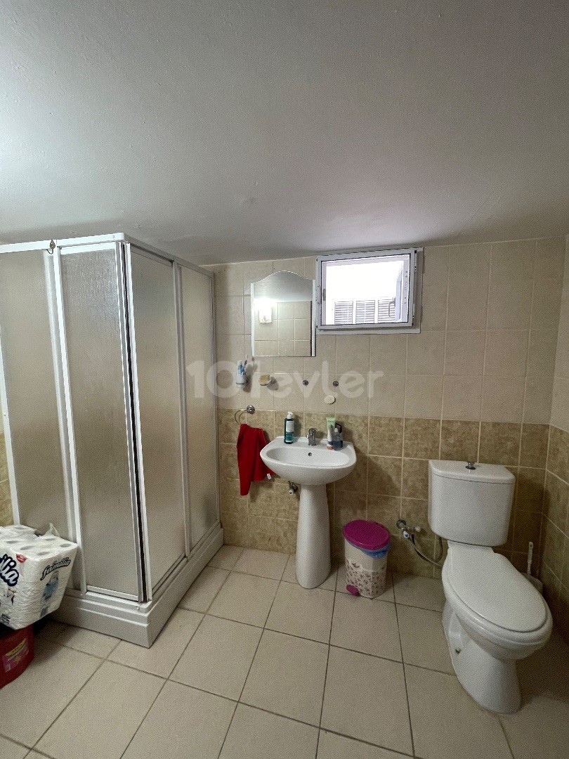 Mağusa tekant bölgesinde kiralık 2+1 temiz daire ❕❕su aidat fiyata dahil❕❕10 aylıktır(seramikler banyo yataklar değişecektir)