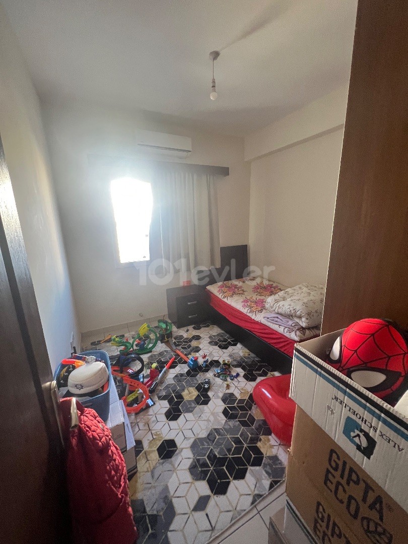 Mağusa sakarya bölgesinde asansörlü binada iki banyolu uygun fiyatlı 2+1 kiralık daire ‼️