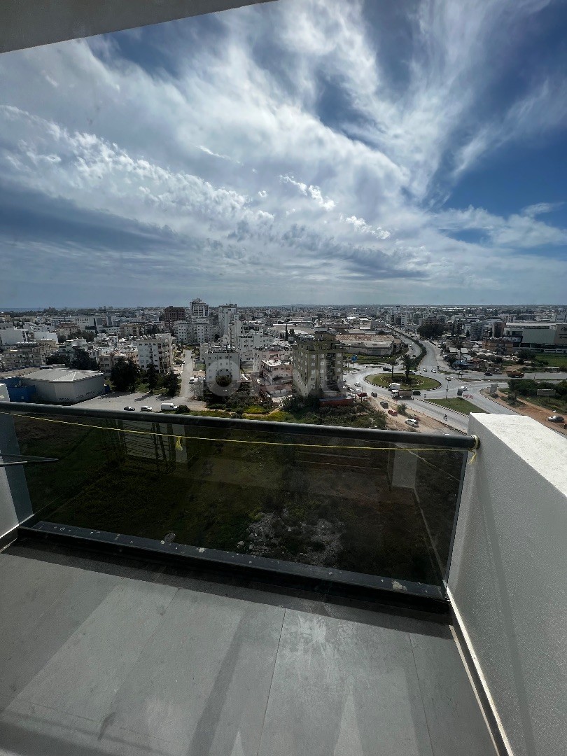 LUXURIÖSE 2 + 1 MIETWOHNUNG MIT VOLLEM MEERBLICK IM ZENTRUM VON MAGUSA MIT KLIMAANLAGE IN JEDEM ZIMMER WIRD FÜR 3-4 MONATE VERMIETET !!!