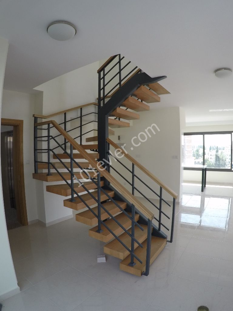 Lefkoşa Kumsal Bölgesinde Satılık 3+1 Dublex Penthouse Daire