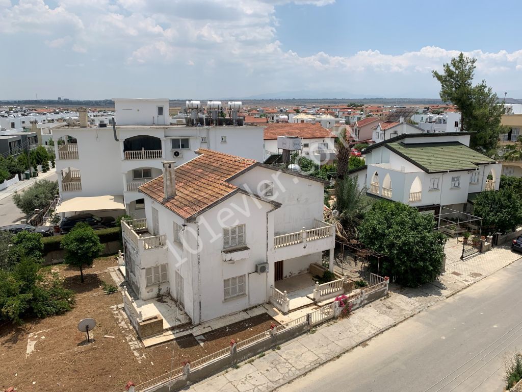 Lefkoşa - Yenikent'te 520 m2 Köşe Arsa Değerinde Metruk Villa Fırsatı!