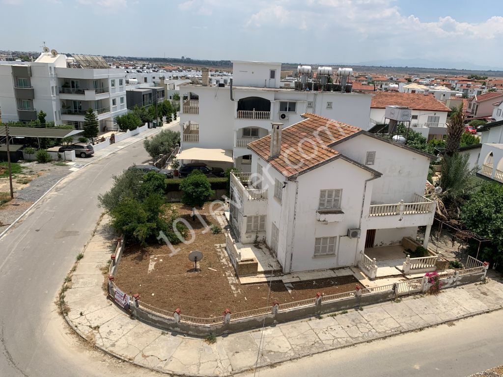 Lefkoşa - Yenikent'te 520 m2 Köşe Arsa Değerinde Metruk Villa Fırsatı!