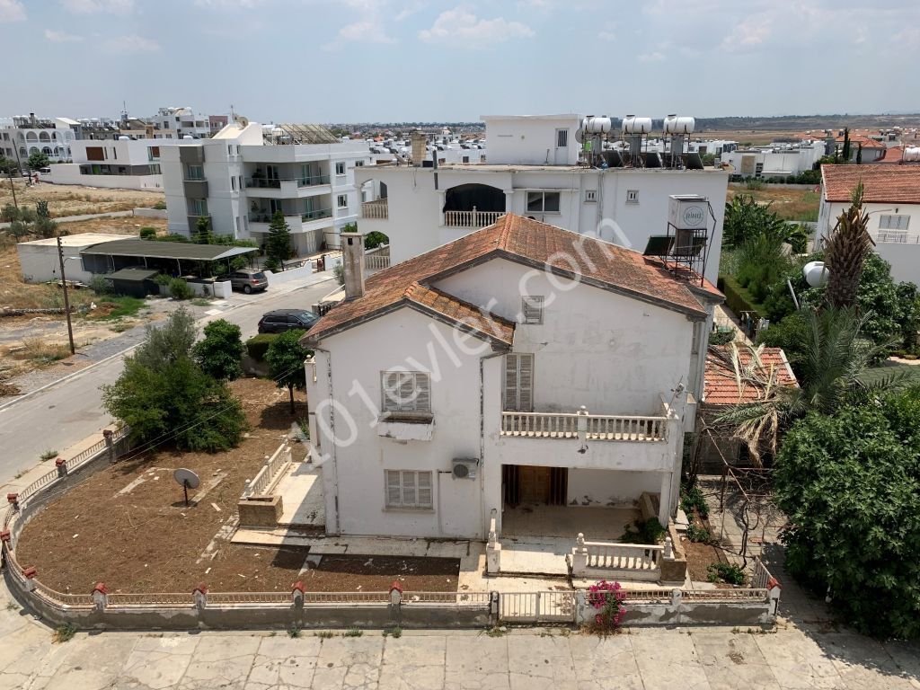 Lefkoşa - Yenikent'te 520 m2 Köşe Arsa Değerinde Metruk Villa Fırsatı!