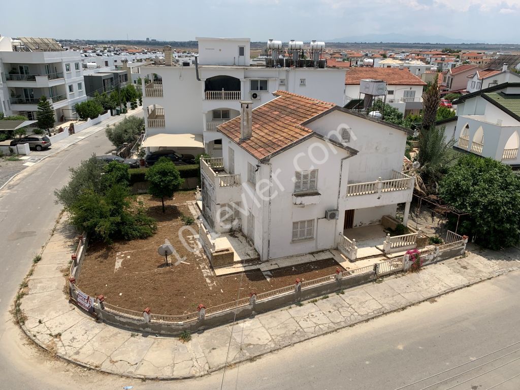 Lefkoşa - Yenikent'te 520 m2 Köşe Arsa Değerinde Metruk Villa Fırsatı!